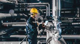 Mann mit Tablet in der Industrie